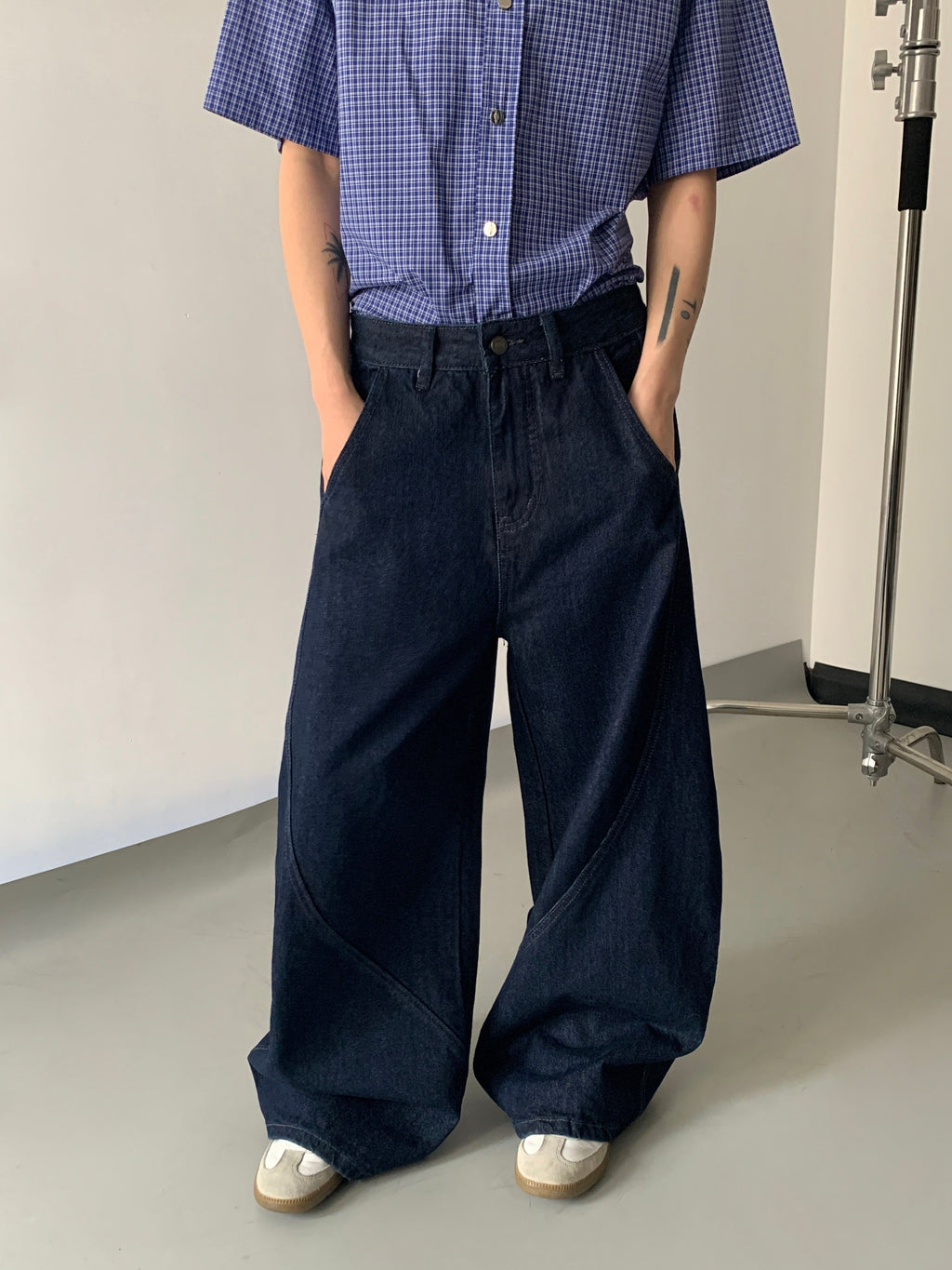 CURVED SEAM WIDE FIT JEANS